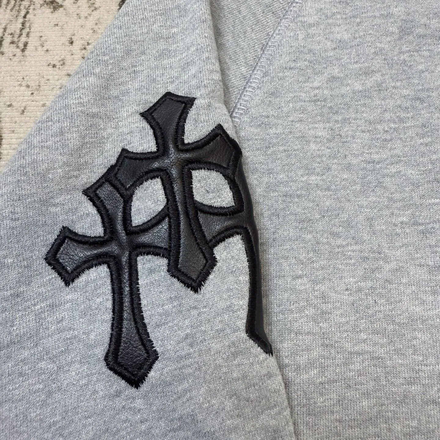 P220 Crowley logo embroidered round neck sweatshirt. Same style as ChromeHearts counters. Made of 400g double-ply double-yarn pure cotton fabric. 32-count double yarn. Very textured on the handle. Three-dimensional and atmospheric. Versatile and easy to wear in autumn. Simple and elegant. Adopts os version. The upper body effect is great. Suitable for all body types. Soft and comfortable. Offset CH letters on the front and horseshoe embroidery on the right. Small mark on the hem. Resistant to machine washing. Does not fade or deform. Complete accessories, original mold opening, perfect restoration of zp 2:1, same style for men and women, versatile and not picky, size s m l xl color gray